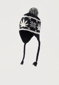 Μαύρος χειμωνιάτικος πλεκτός σκούφος με αλεξήλια για τα αυτιά, πλεκτές φούντες, πομ-πομ στην κορυφή και λευκά σχέδια νιφάδων χιονιού και φύλλων γύρω από τη ζώνη.