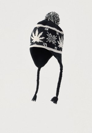 Čierna zimná pletená čiapka s klapkami na uši, zapletenými strapcami, brmbolcom na vrchu a bielymi vzormi snehových vločiek a listov okolo pásu.