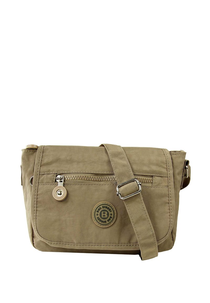 Beige schoudertas gemaakt van duurzaam fabric, met een voorzak met rits, een verstelbare strap en een ronde logo-detail.