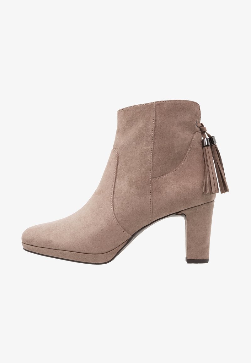 Beige Wildleder Stiefelette mit einer verjüngten Spitze und einem dekorativen Quastenakzent an der Seite. Mit einem 3-Zoll Blockabsatz. Glatte Textur.