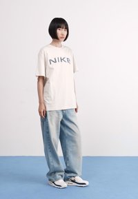 Nike Sportswear PHOENIX TEE - Camiseta estampada - orewood