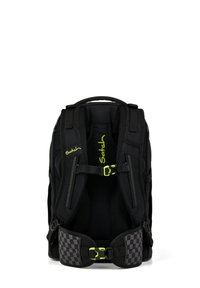 Sac à dos noir avec des bretelles rembourrées, un dos en mesh et un motif en damier sur la sangle de taille. Des accents verts fluo améliorent la visibilité.