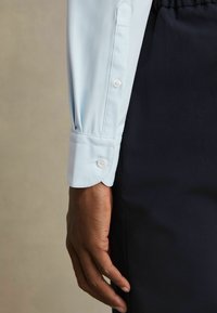 Reiss REGULAR FIT VOYAGER LONG-SLEEVE TRAVEL - Alkalmi ing - soft blue
