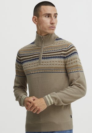 Beige zip-hals sweater med et struktureret mønster med blå, brun og cremefarvede accenter, ribbede manchetter og en afslappet pasform.