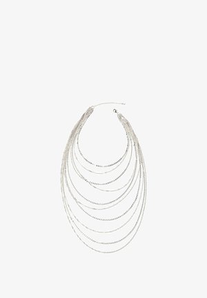 Viacradové strieborné náhrdelník s desiatimi tenkými retiazkami rôznych dĺžok a zapínaním na karabínu na bielom pozadí.