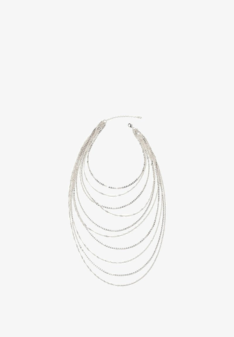 Collier multi-brins en argent avec dix chaînes fines de longueurs variées et une fermeture à pince de homard sur fond blanc.