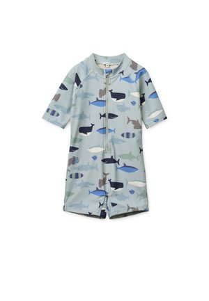 Strój kąpielowy z krótkim rękawem i zamkiem błyskawicznym w jasnoniebieskim kolorze z różnorodnymi wzorami ryb w ciemnoniebieskim, zielonym i szarym. Wykonany z rozciągliwego, wodoodpornego materiału.