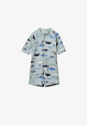 Costume da bagno a maniche corte con zip, di colore azzurro chiaro, decorato con motivi di pesci assortiti in blu scuro, verde e grigio. Realizzato in materiale elastico e resistente all'acqua.