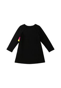Czarna sukienka z długim rękawem, okrągłym dekoltem i rozszerzanym dołem. Posiada kolorowe akcenty w różowym i żółtym na rękawie. Miękka faktura materiału.