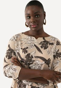 Ulla Popken FLORAL STRETCH FLIT WIDE NECK 3/4 SLEEVE - Blouse - beige