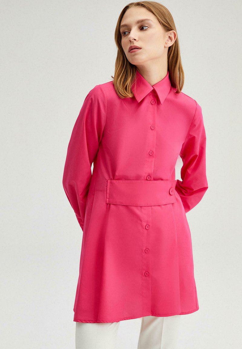 Touché Privé BELTED - Skjortebluser - fuchsia