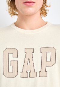 GAP LOGO INTARSIA CREW - Strickpullover - ivory frost