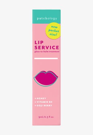 Die Verpackung der Patchology Lip Service Gloss-zu-Balm Behandlung zeigt eine pinke Box mit einem türkisfarbenen Oberteil, einem grafischen Motiv von lila Lippen und Produktdetails.