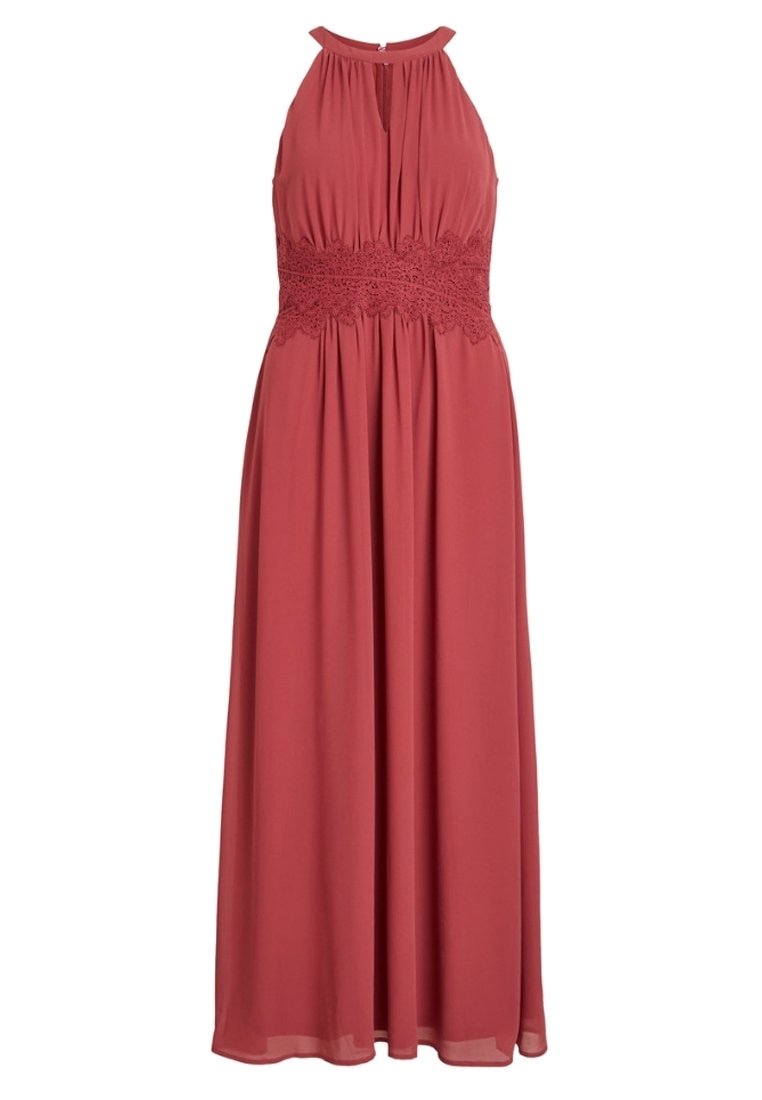 Vestido maxi en tejido rojo rosa, con escote halter, cuerpo plisado y un intrincado acento de encaje en la cintura. Falda fluida con una textura suave.