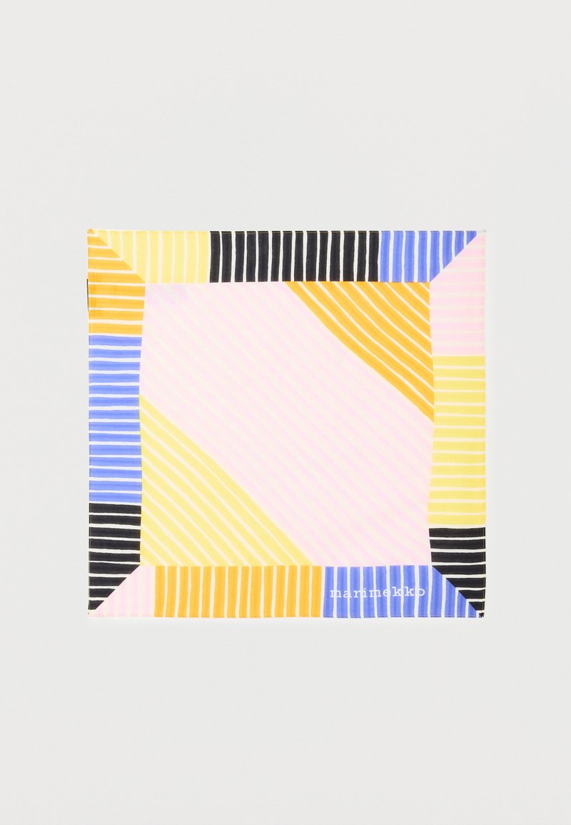 Kwadratowy materiał z naprzemiennymi paskowanymi brzegami w kolorach żółtym, czarnym, niebieskim i pomarańczowym otaczającymi jasnoróżowe centrum.