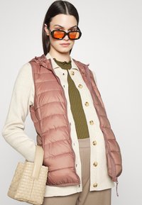 ONLY Tall ONLNEWTAHOE HOOD WAISTCOAT - Colete - burlwood