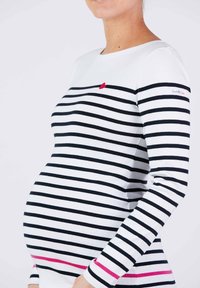Langarm-Maternity-Top mit horizontalen schwarz-weißen Streifen, versehen mit einer kleinen roten Herzstickerei und einem rosa Akzent am Saum.