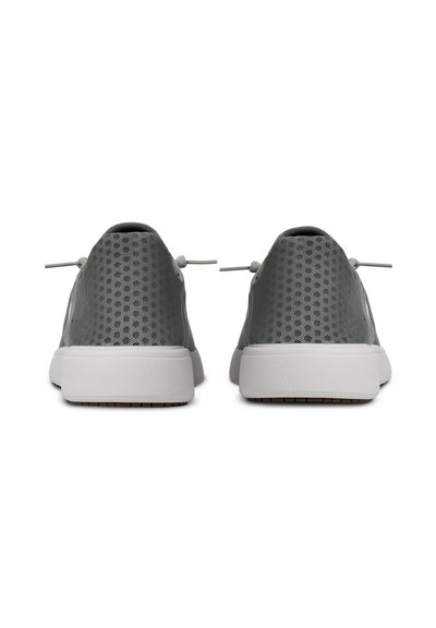 Paire de baskets en mesh gris avec semelles blanches, vues de dos, montrant des lacets noués et un design de tissu texturé.