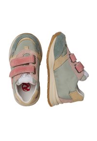 Zapatillas ligeras con una mezcla de tela verde, rosa y beige, que cuentan con dos correas de Velcro rosa, una puntera redondeada y suelas texturizadas.