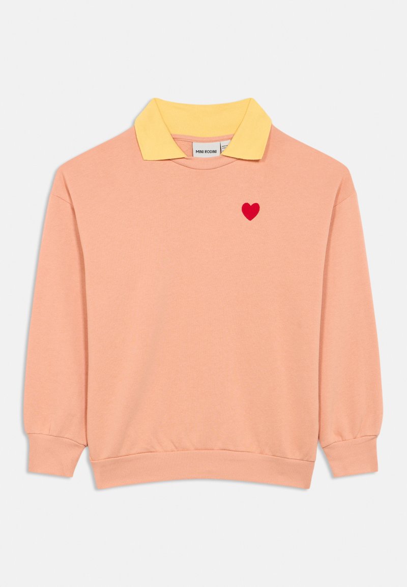 Sweatshirt rosa de mangas longas com gola amarela e pequeno coração vermelho no peito, dobrado em plano sobre um fundo branco.