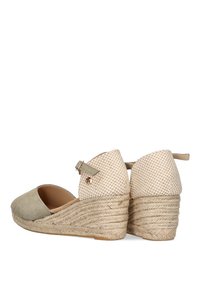 Zapatos de cuña en verde claro y beige, con un upper texturizado, punta almendra, tira en el tobillo y tacón de yute trenzado para más altura.