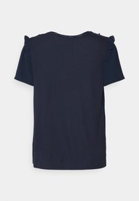 Námorně modré tričko s krátkým rukávem, zdobené volánkovými akcenty na rameni a kulatým výstřihem. Vyrobeno z měkké, lehké tkaniny.
