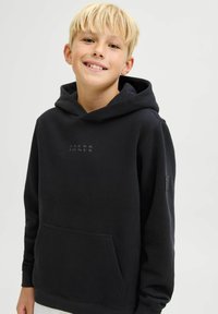 Felpa nera con cappuccio realizzata in materiale misto cotone, dotata di tasca a marsupio, cappuccio con cordino e un logo discreto sulla parte anteriore.