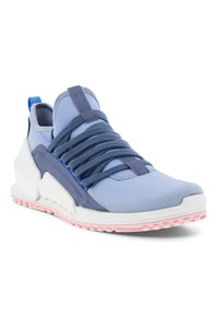 Zapatilla deportiva azul con parte superior de textil en capas, cordones prominentes, cuello acolchado y una mediasuela blanca. La suela de goma presenta acentos en rosa.