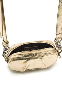 Bolso cruzado metálico dorado con superficie texturizada, cierre de cremallera y detalles en metal plateado, con un detalle de cadena en la correa.
