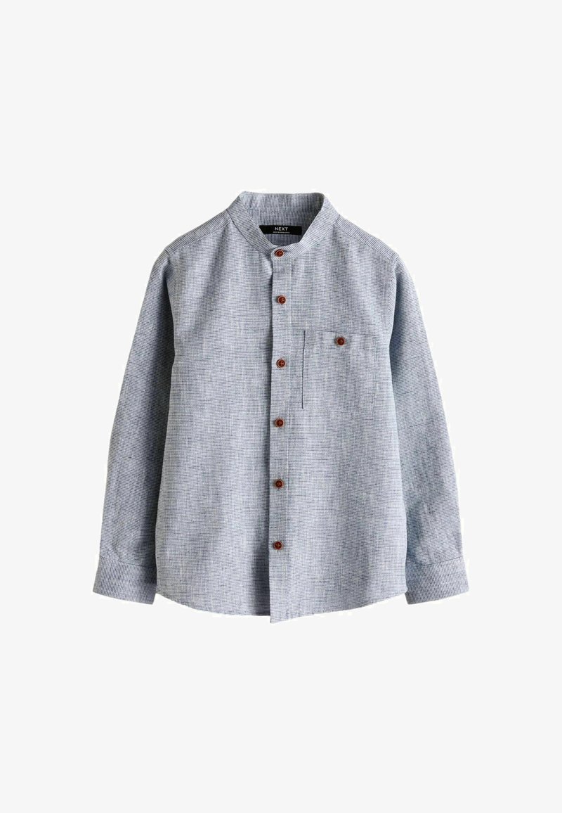 Chemise gris clair à manches longues avec col mandarin, boutons marron et une poche poitrine boutonnée sur fond blanc.