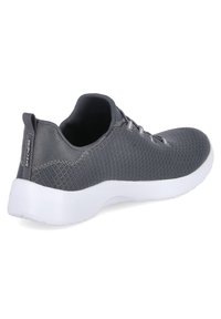 Grau sportlicher Schuh mit einem Obermaterial aus Mesh und weißer Sohle, das ein strukturiertes Design, eine Schnürung sowie eine markierte Lasche an der Ferse aufweist.