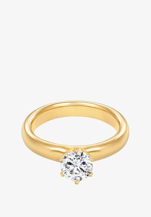 Złoty pierścionek z okrągłym, przezroczystym kamieniem trzymanym przez sześć szpilek, z gładką, wypolerowaną obrączką i prostym, klasycznym wzornictwem.