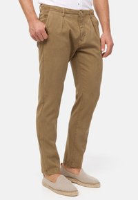 Khaki chinos wykonane z mieszanki bawełny, charakteryzujące się klasycznym krojem z dwoma przednimi kieszeniami, gładkim przodem i zwężanymi nogawkami.