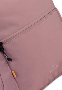 Roze stoffen rugzak met een gestructureerd oppervlak, voorvak met rits en een kleine oranje accent. Merknnaam "Bench." in een lichtere tint gedrukt.