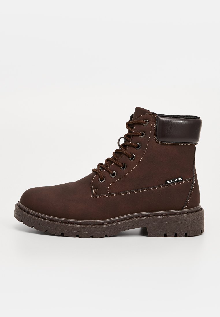 Stivali alla caviglia in pelle marrone con punta rotonda, suola in gomma resistente e lacci marroni. Presentano un colletto imbottito e un dettaglio con il logo sul lato.