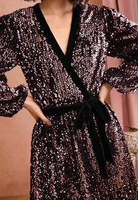 Love & Roses REGULAR FIT - SEQUIN WRAP - Juhlamekko - pink