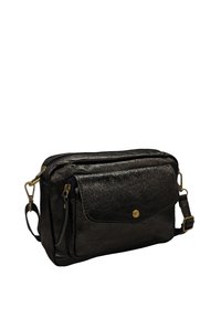 Sac bandoulière en cuir noir avec une finition texturée, doté d'une poche à rabat avant, de fermetures éclair et d'accents en laiton.