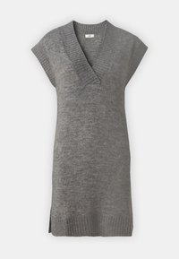 Vestido suéter sin mangas de punto en gris con un escote en V profundo, textura acanalada, aberturas laterales y un ajuste relajado. Tela suave y detalles mínimos.