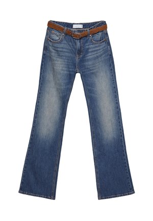 Jeans in denim blu con un design a gamba larga e una cintura in pelle marrone. Presentano cinque tasche e una leggera sbiaditura lungo le gambe.