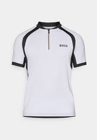 Weißes Kurzarm-Sportshirt mit schwarzen Akzenten, halbseitigem Reißverschlusskragen und "BOSS"-Logo auf der linken Brust.