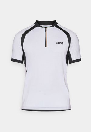 Chemise de sport blanche à manches courtes avec des accents noirs, col zippé mi-hauteur, et logo "BOSS" sur la poitrine gauche.