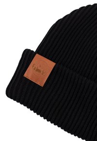 Czarna dziana czapka beanie z prążkowaną teksturą i brązową skórzaną łatką z okrągłym logo na zagięciu.