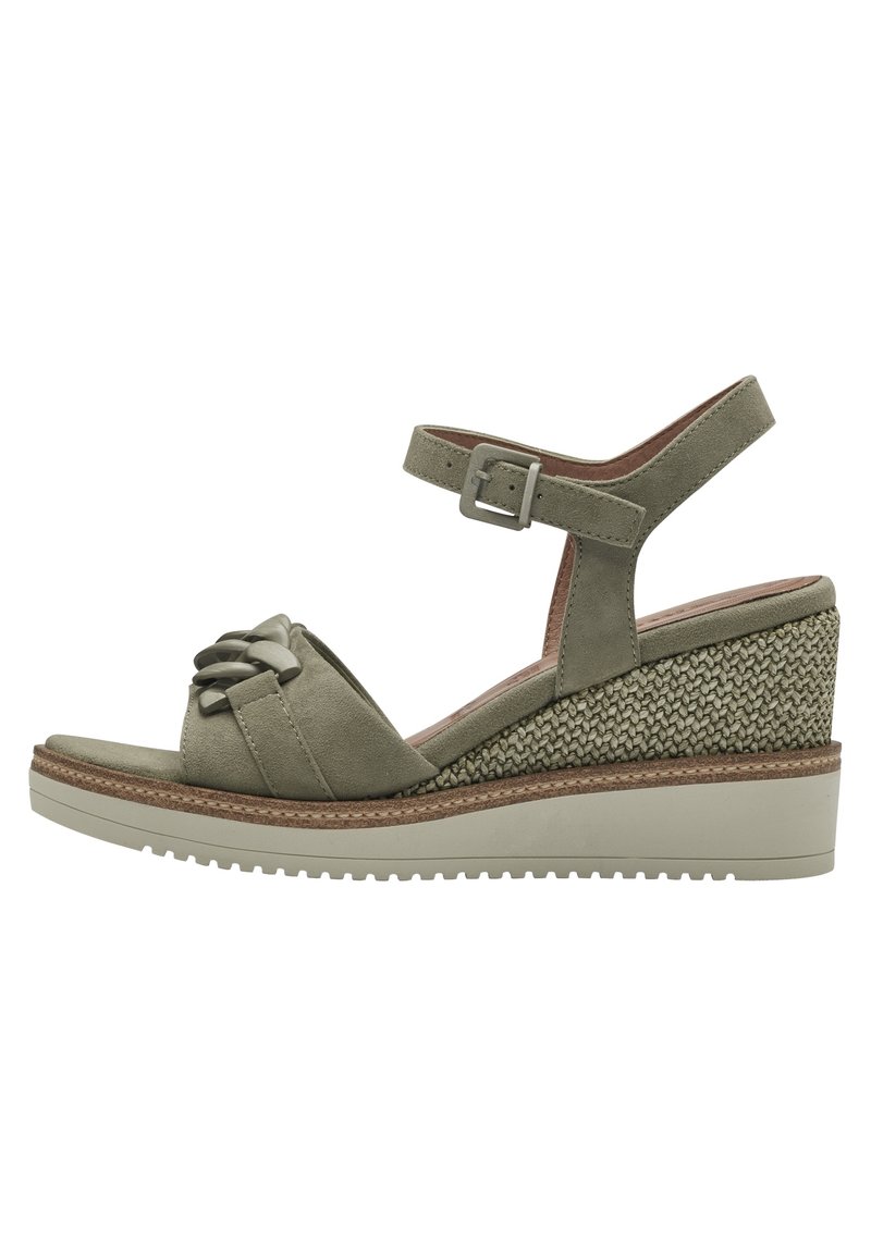 Sandales à talon en olive avec un design avant noué, bride de cheville ajustable et talon tissé texturé. Semelle en caoutchouc avec léger relief.