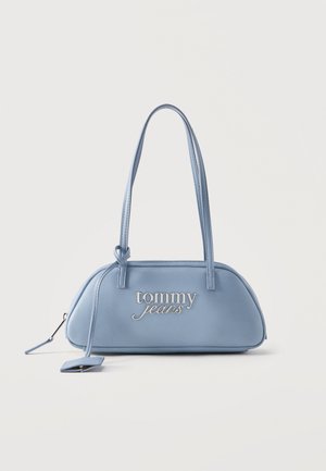Τσάντα Tommy Jeans σε ανοιχτό γαλάζιο χρώμα με μακριά λουριά, στρογγυλεμένο ορθογώνιο σχήμα και ορατό φερμουάρ με τράβηγμα.