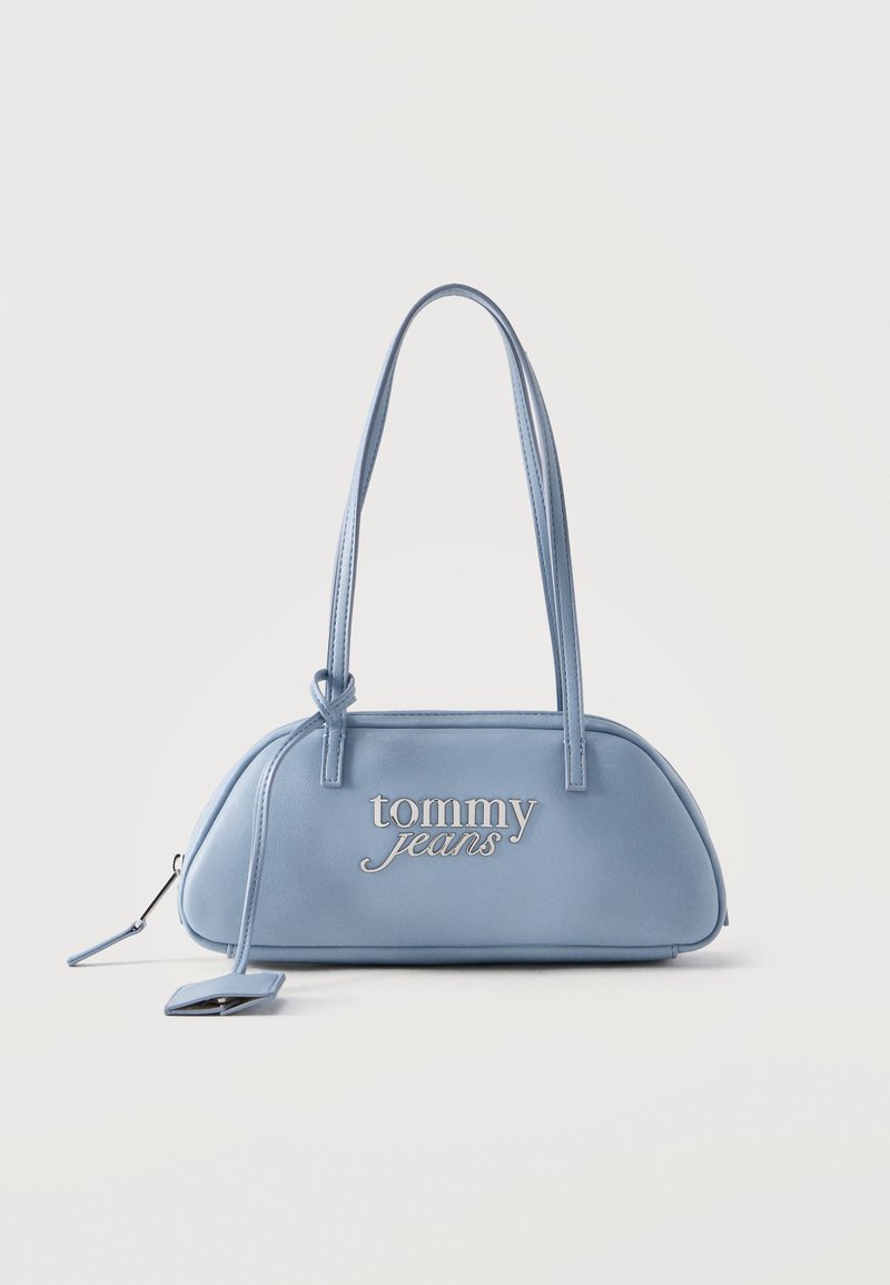 Τσάντα Tommy Jeans σε ανοιχτό γαλάζιο χρώμα με μακριά λουριά, στρογγυλεμένο ορθογώνιο σχήμα και ορατό φερμουάρ με τράβηγμα.