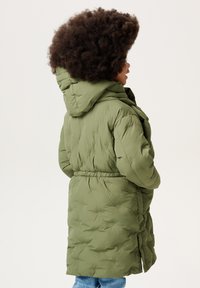 Groene pufferjas met een capuchon, tailleriem en een gestructureerd gestikt ontwerp. Voorzien van zijzakken en een middellange snit.
