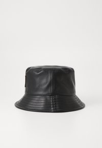 Pălărie neagră tip bucket, realizată din piele sintetică, cu o suprafață netedă, coronă rotundă și o margine lată, plată, cu carouri.