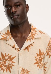 Shiwi Ing - beach beige