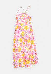Vestido maxi floral em rosa, amarelo e branco. Apresenta alças finas, faixa elástica na cintura e um design em camadas com uma silhueta fluida.