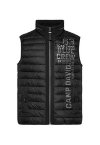 Gilet nero trapuntato con colletto alto, zip frontale, due tasche con bottone e accenti di testo stampati sul petto e sul lato.